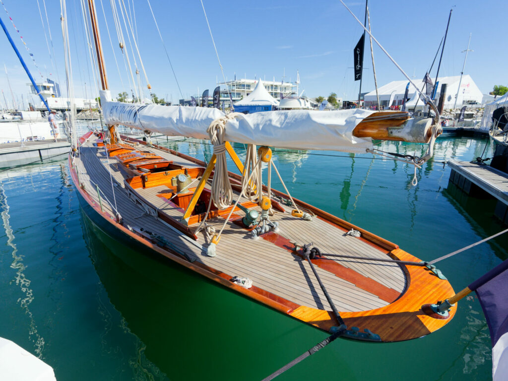 Voilier classique amarré dans un port de plaisance ensoleillé